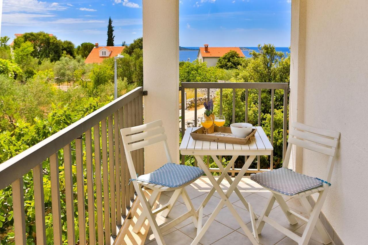 Holiday House Nena With Pool Vinišće Buitenkant foto